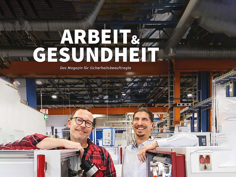 Coverbild der papierhaften Zeitschrift. Zu sehen sind zwei Männer in einer Produktion.