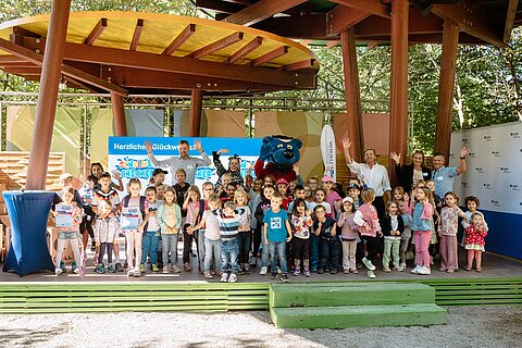 Gewinnerkinder auf der Bühne