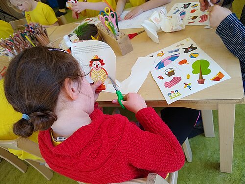 Kind am Tisch bastelt