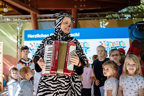 Gewinnerkinder auf der Bühne
