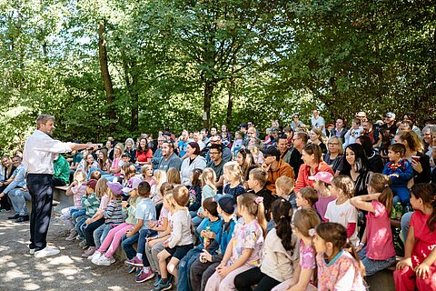 Gewinnerkinder auf der Bühne