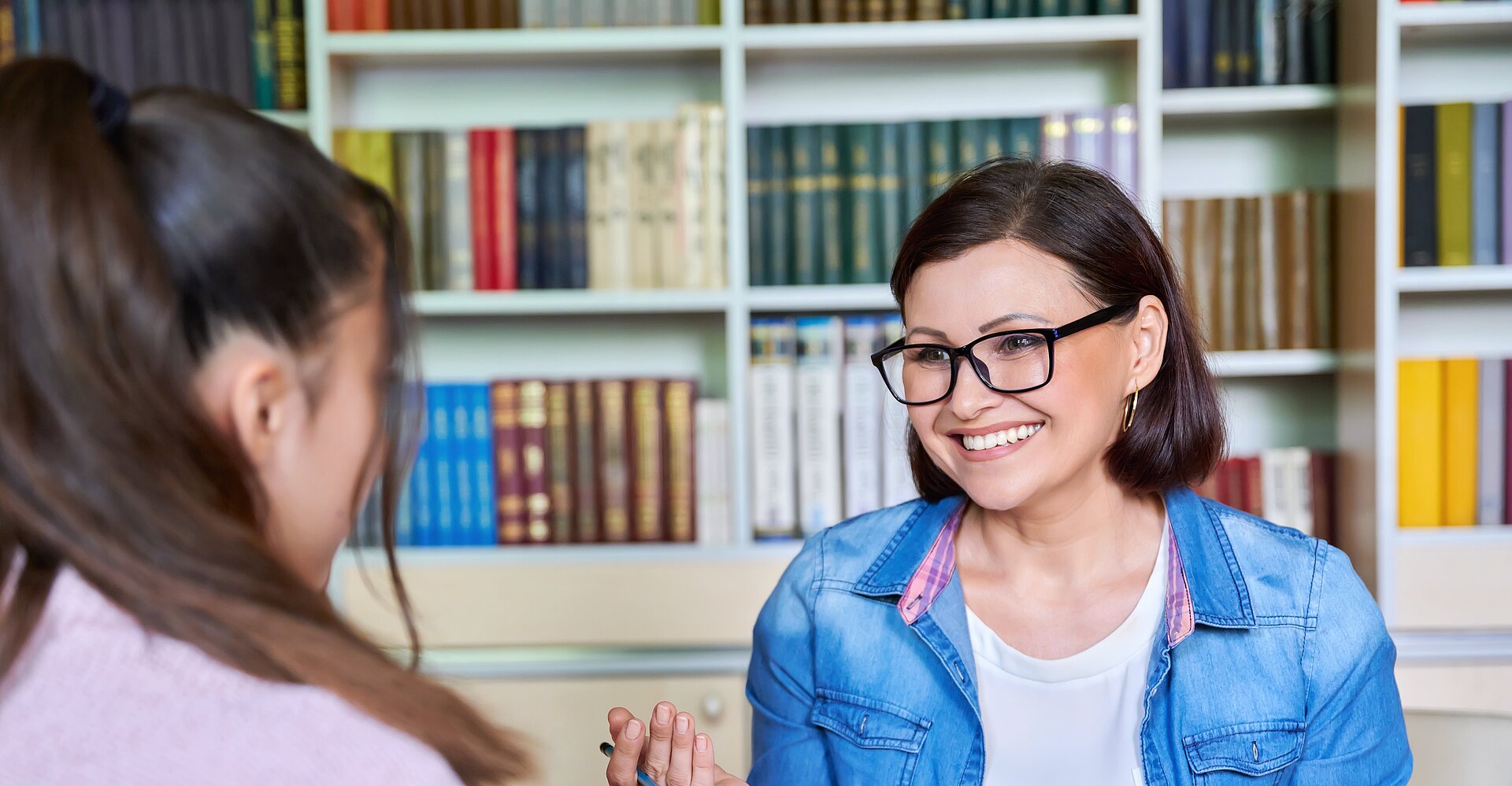 Frau berät eine Schülerin