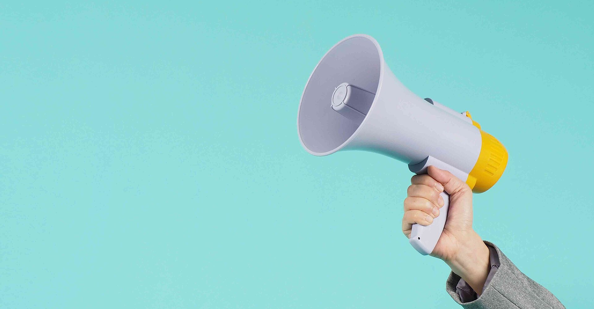 ein Megafone wird von einer Hand gehalten.