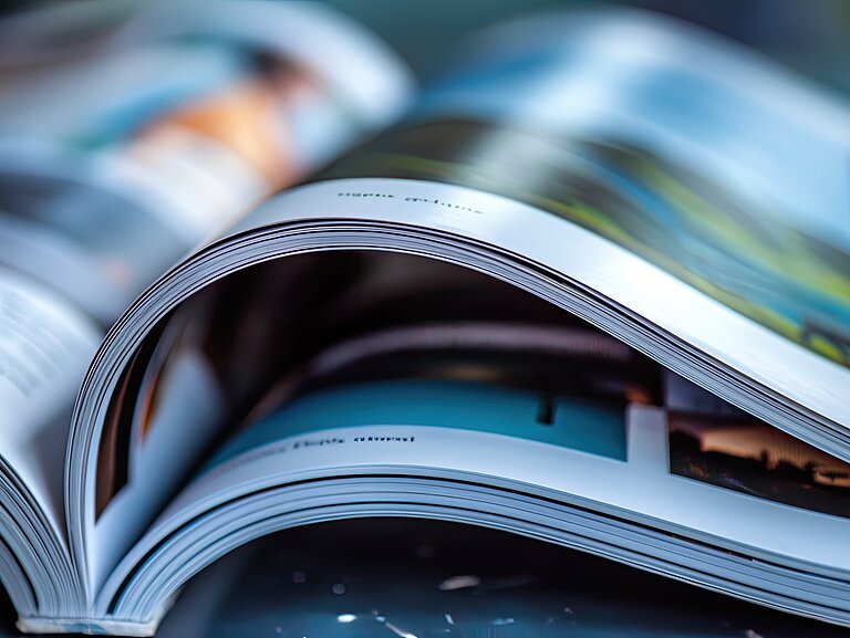 Eine aufgeschlagene Zeitschrift.