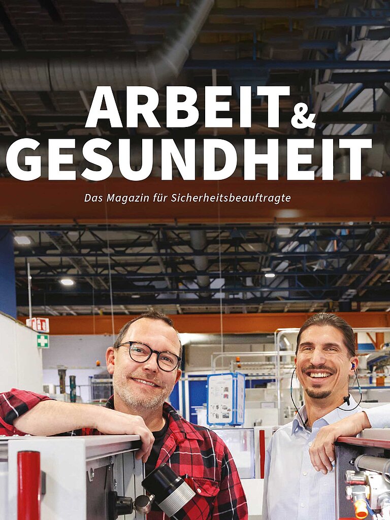 Coverbild der papierhaften Zeitschrift. Zu sehen sind zwei Männer in einer Produktion.