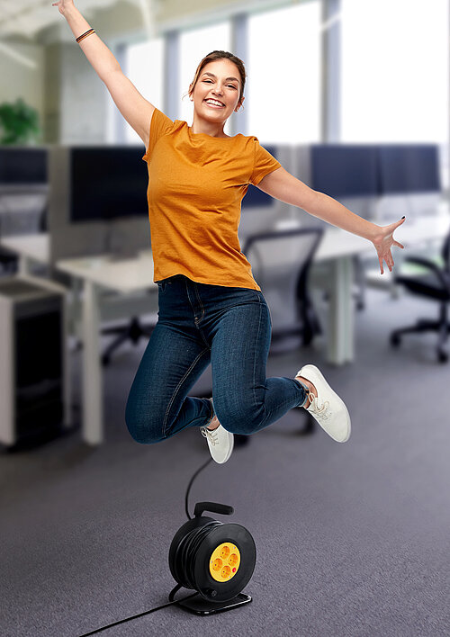 Frau hüpft in die Luft