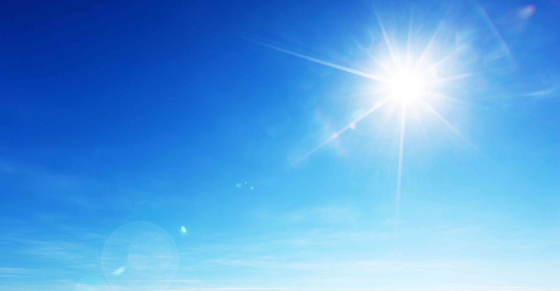 Blauer Himmel mit Sonnenschein