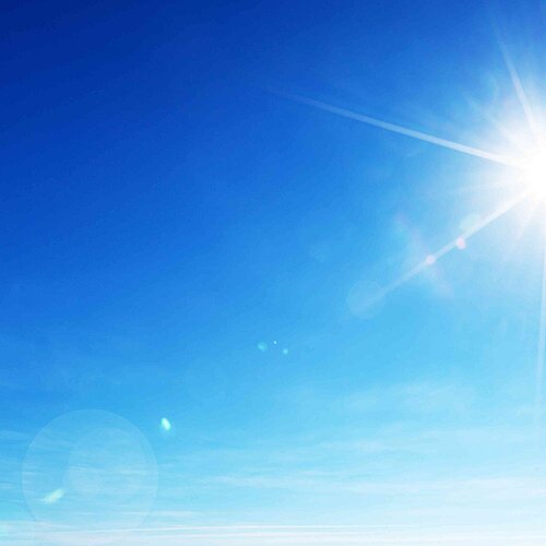 Blauer Himmel mit Sonnenschein