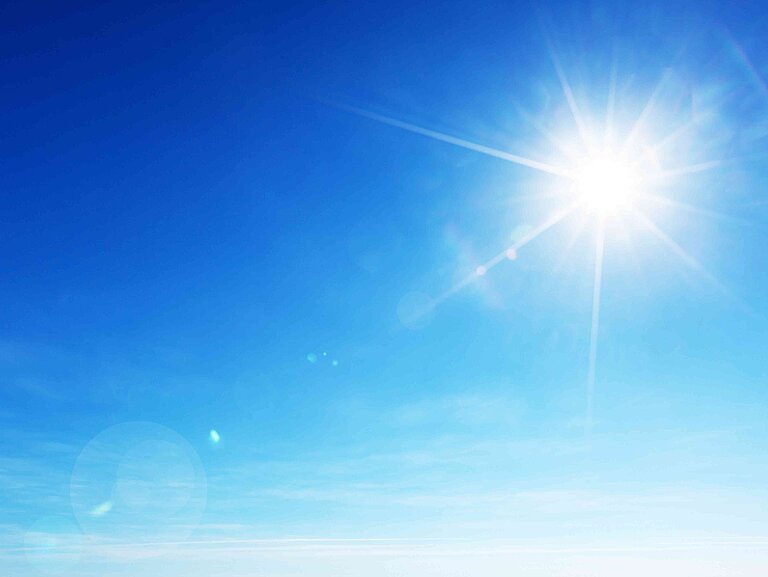 Blauer Himmel mit Sonnenschein