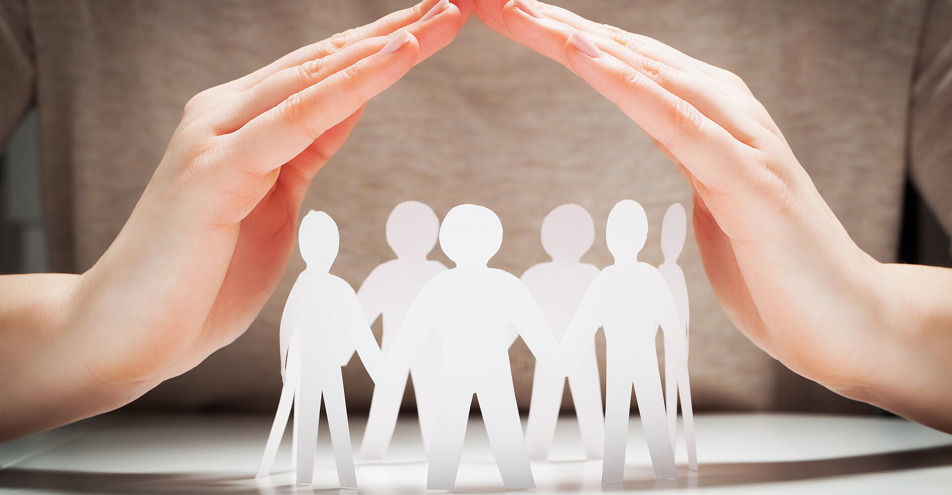 Händer mit Papierfiguren