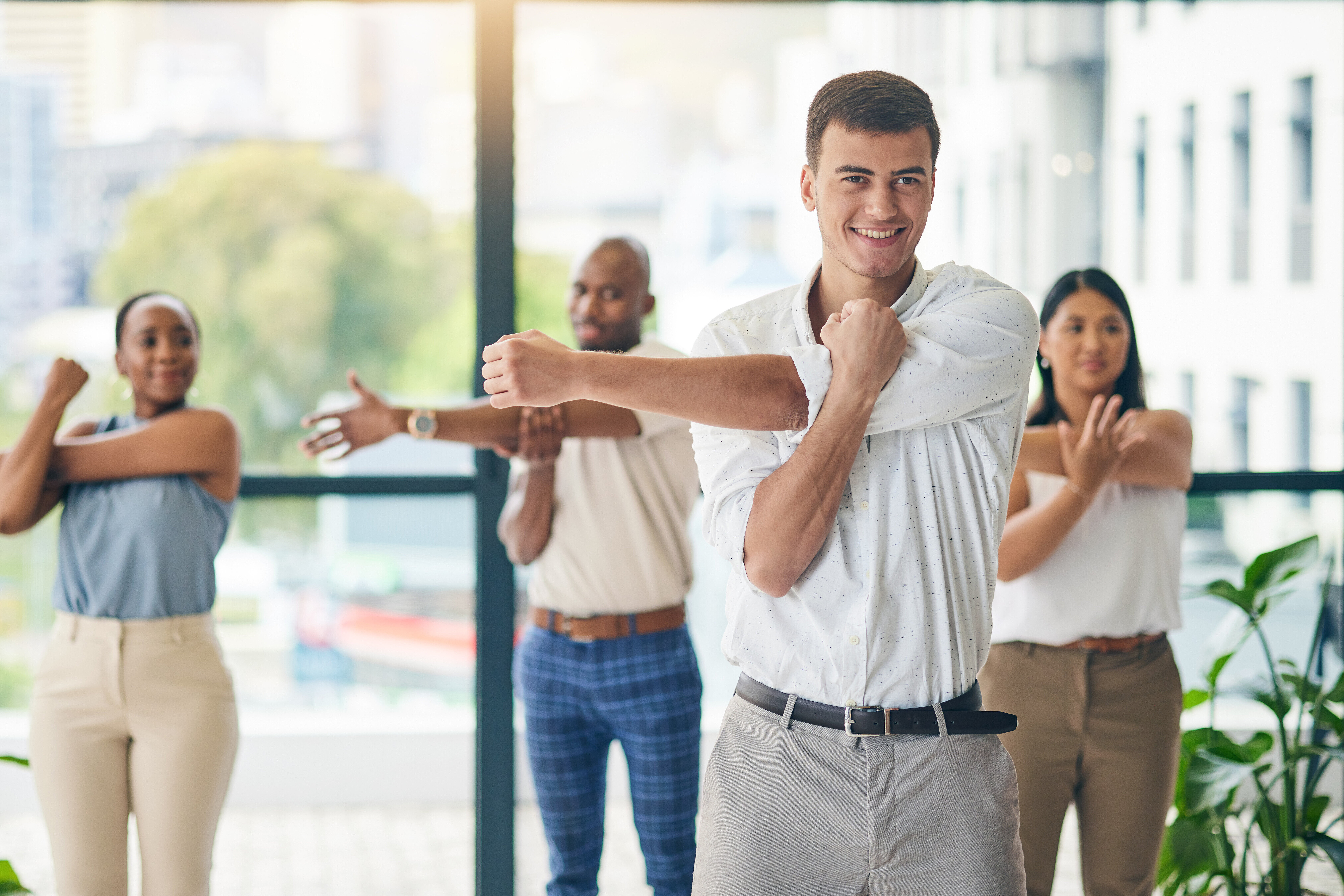 Mehrere Personen dehnen und strecken sich zur Gesundheitsförderung.