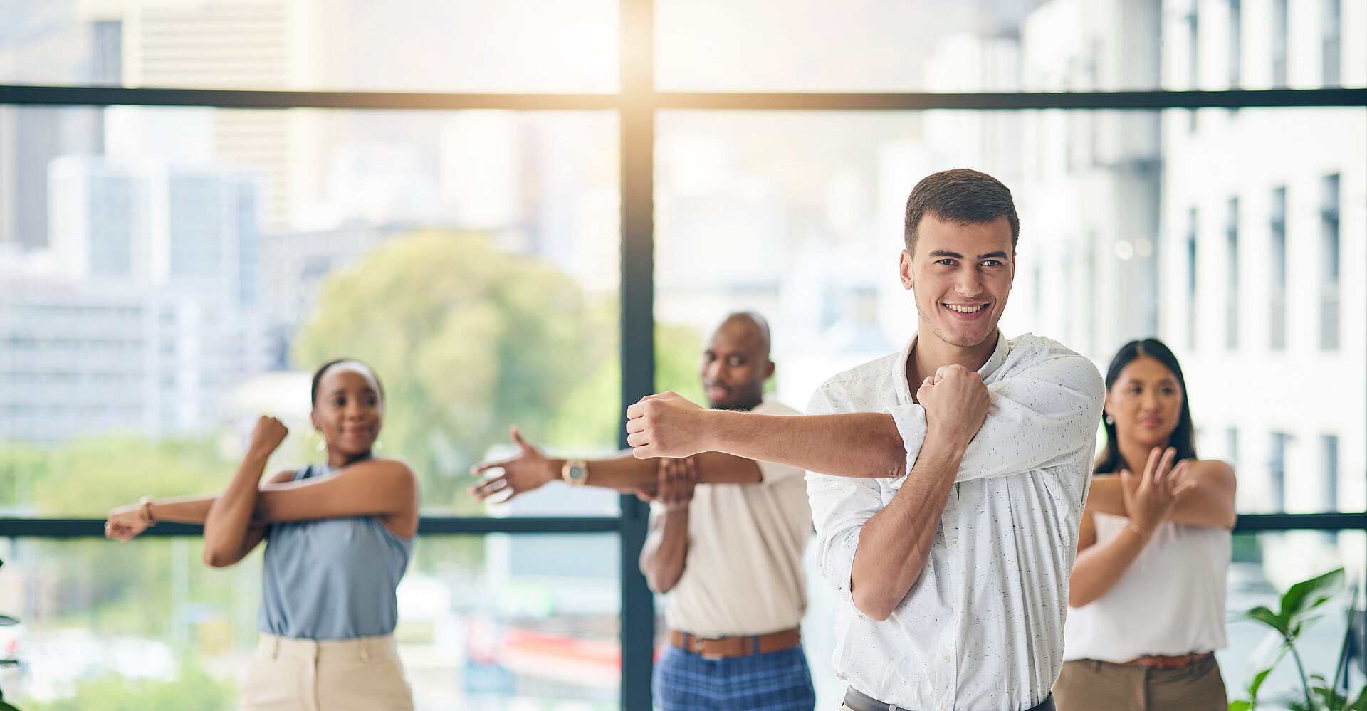 Mehrere Personen dehnen und strecken sich zur Gesundheitsförderung.
