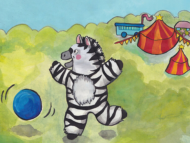 Ein Zebra spielt auf einer Wiese mit einem  Ball.