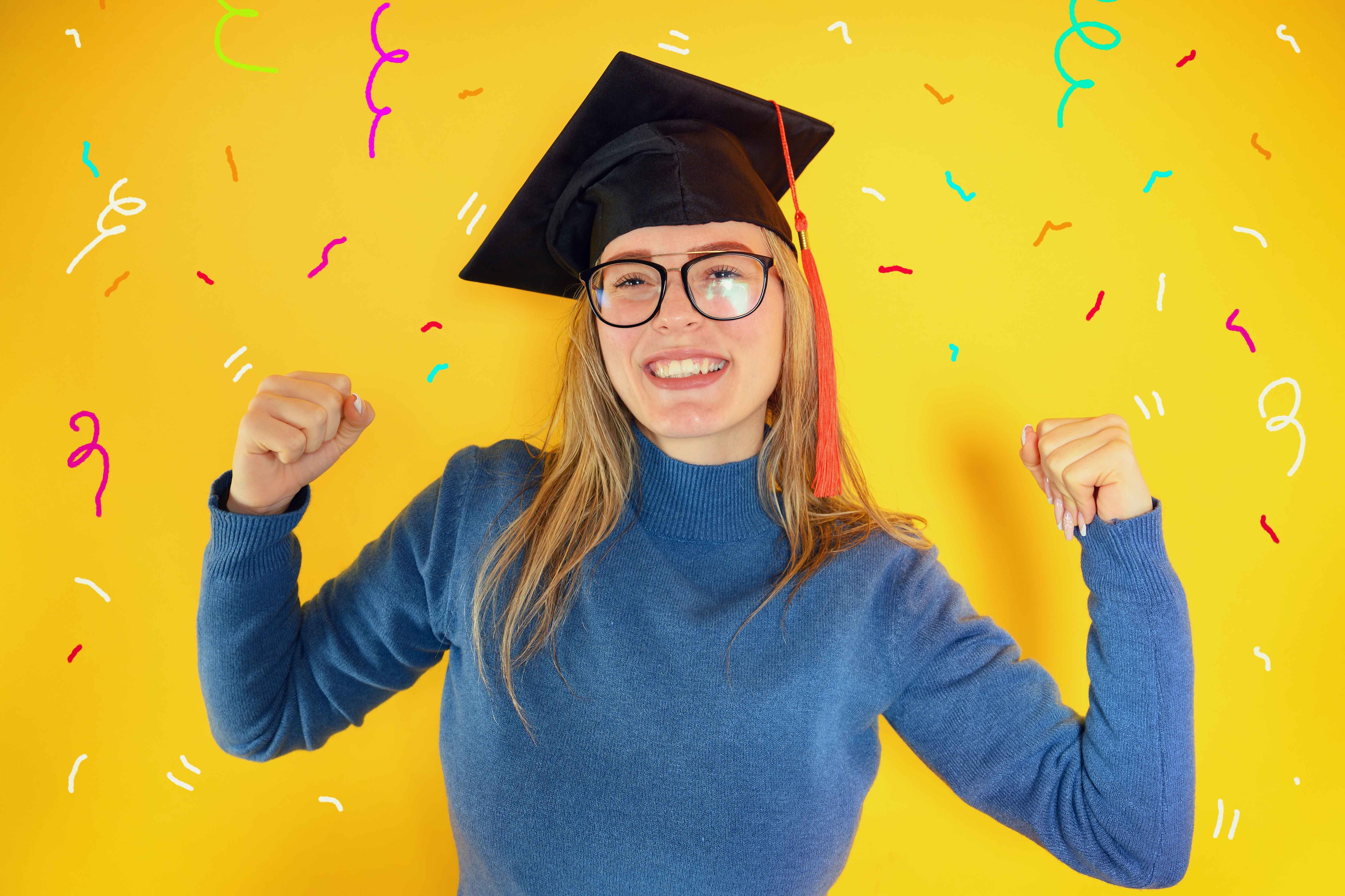 jubelnde Frau ballt die Fäuste und freut sich