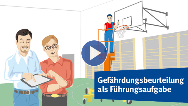 Zwei Personen stehen in einer Turnhalle. Eine weitere Person arbeitet an einem Basketballkorb in der Höhe.