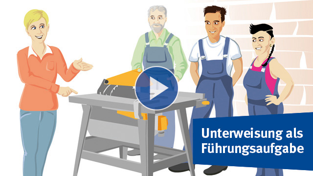 Zwei Männer und zwei Frauen stehen an einer Kreissäge. Eine Frau, die die Führungskraft ist, unterweist die drei anderen Personen, die Arbeitskleidung tragen.