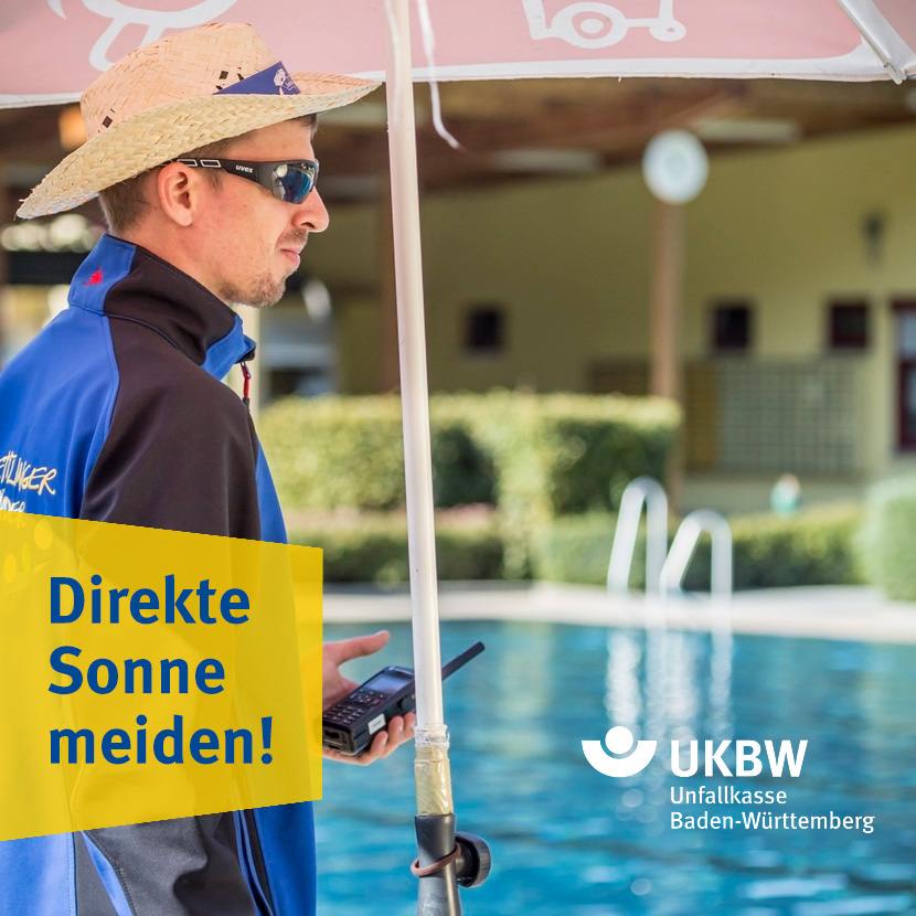 Ein Bademeister steht mit Arbeitskleidung und Hut am Schwimmbecken