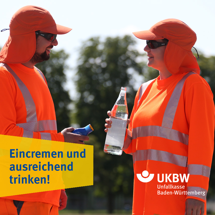 Zwei Personen von der Straßenmeisterei unterhalten sich. Sie tragen sonnenschützende Arbeitskleidung und haben eine Sonnenbrille auf. Die Frau hält eine Flasche Wasser in der Hand und der Mann hat eine Sonnencreme zwischen den Fingern.