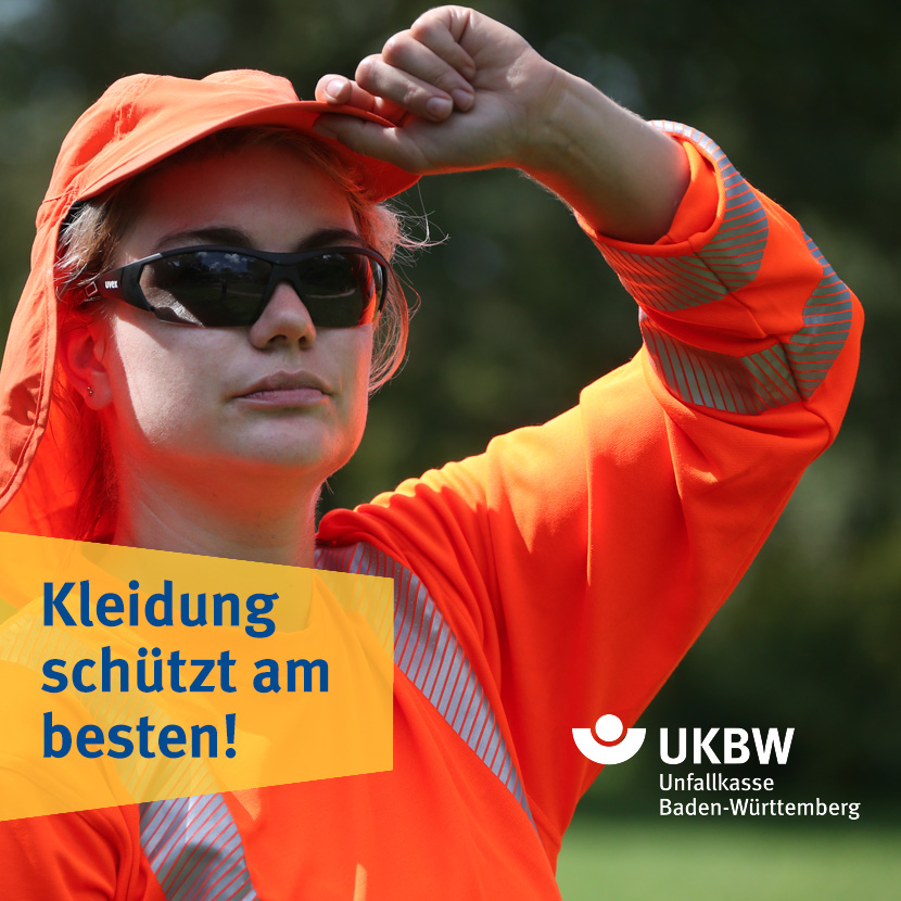 Eine Frau in Arbeitskleidung, einer Kopfbedeckung und einer Sonnencreme