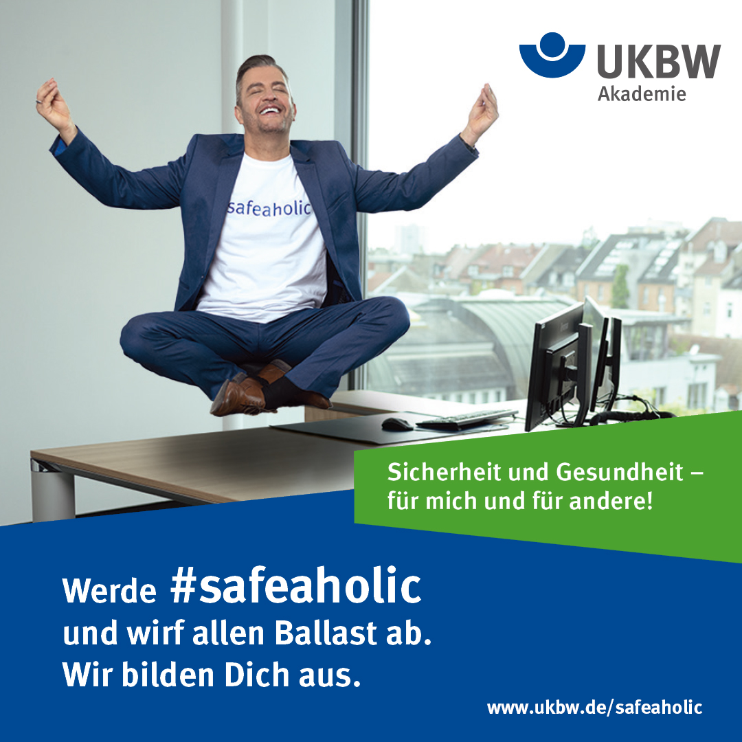 Ein Mann schwebt im Schneidersitz über einem Schreibtisch. Den Kopf hat er leicht nach oben geneigt, die Augen sind geschlossen und die Hände streckt er in die Höhe.
Es handelt sich um ein Kampagnenmotiv. Unter dem Bild steht der folgende Text: Werde Safeaholic und wirf allen Ballast ab. Wir bilden dich aus.